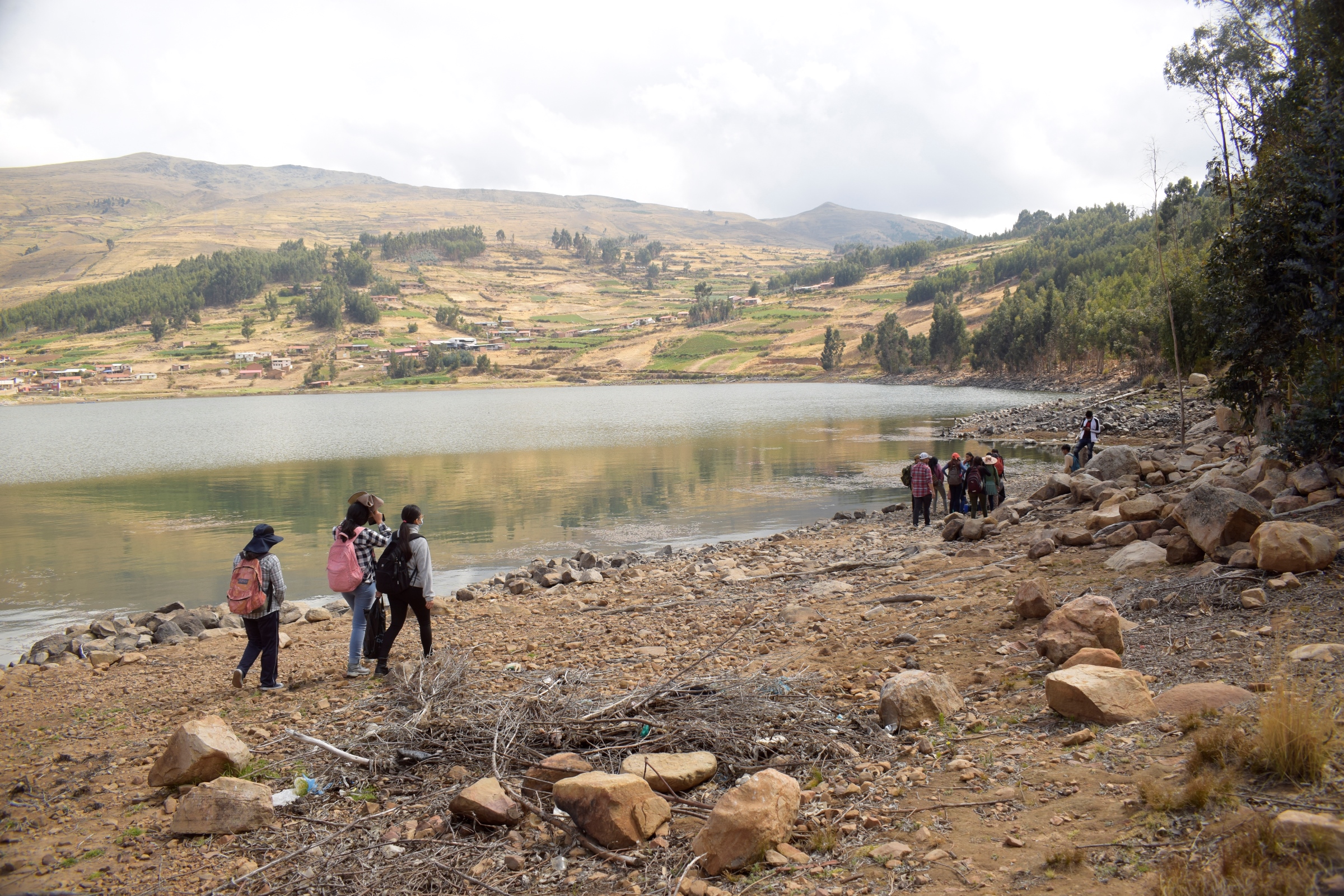 Jóvenes iniciando el monitoreo de la calidad del agua en la cuenca del Río Rocha. Laguna San Isidro, Sacaba, Cochabamba