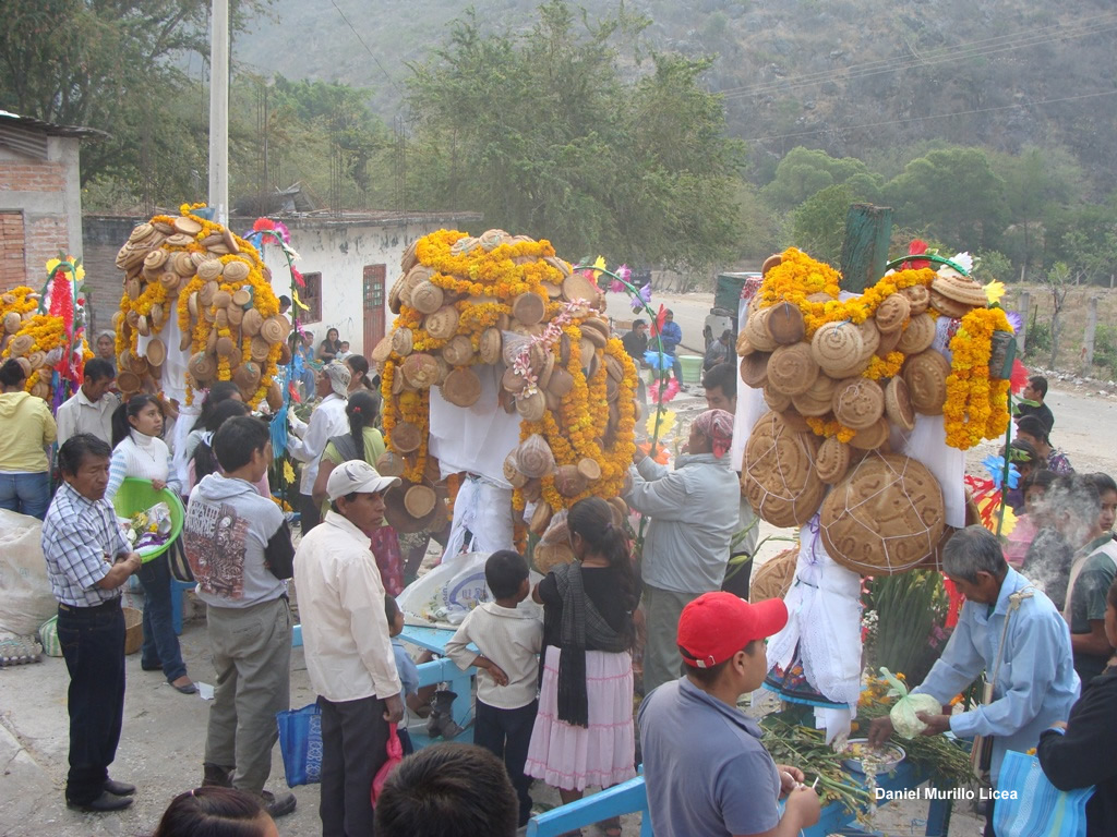 Cruces_y_panes_en_manantial._Zitlala